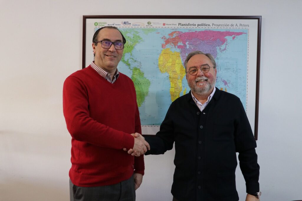 Reunión de acuerdo colaboración del Directos Cáritas Sevilla Mariano Pérez de Ayala y el Presidente de +QFarmacia Jesús Sánchez Bursón.